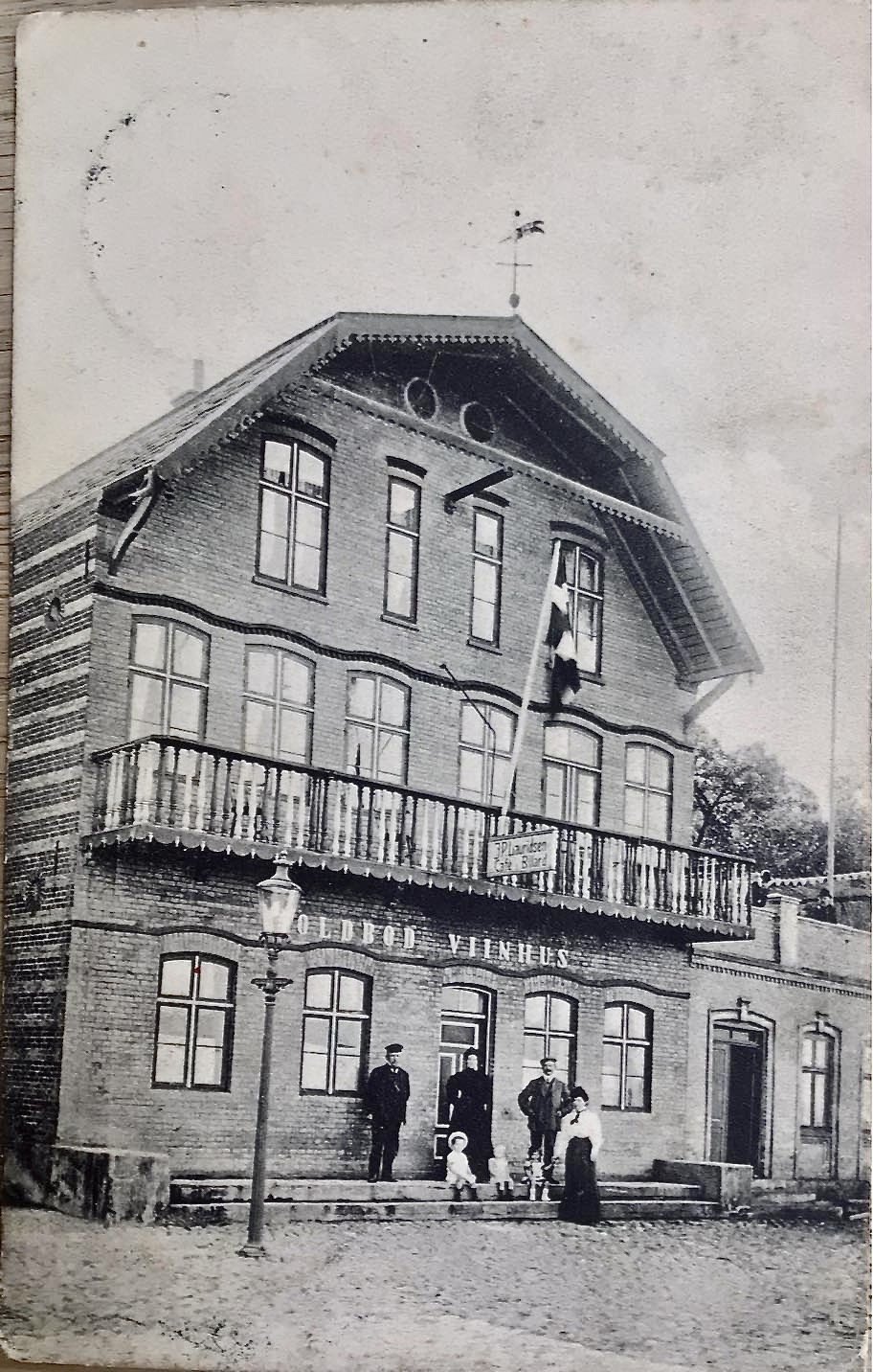 Toldbod Vinhus på Gl. Havn i Middelfart med balkon og havudsigt.