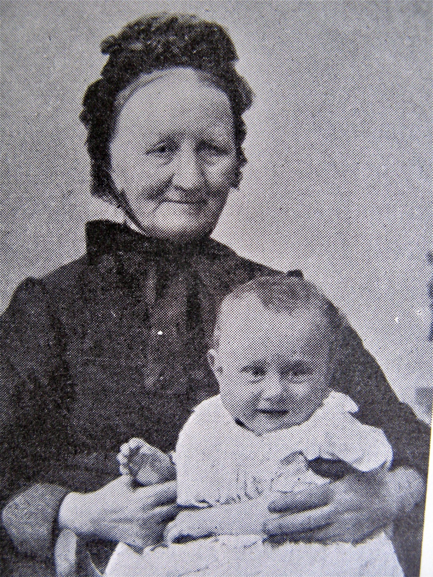 Lille barn på skødet af sin mormor, Middelfart 1889.