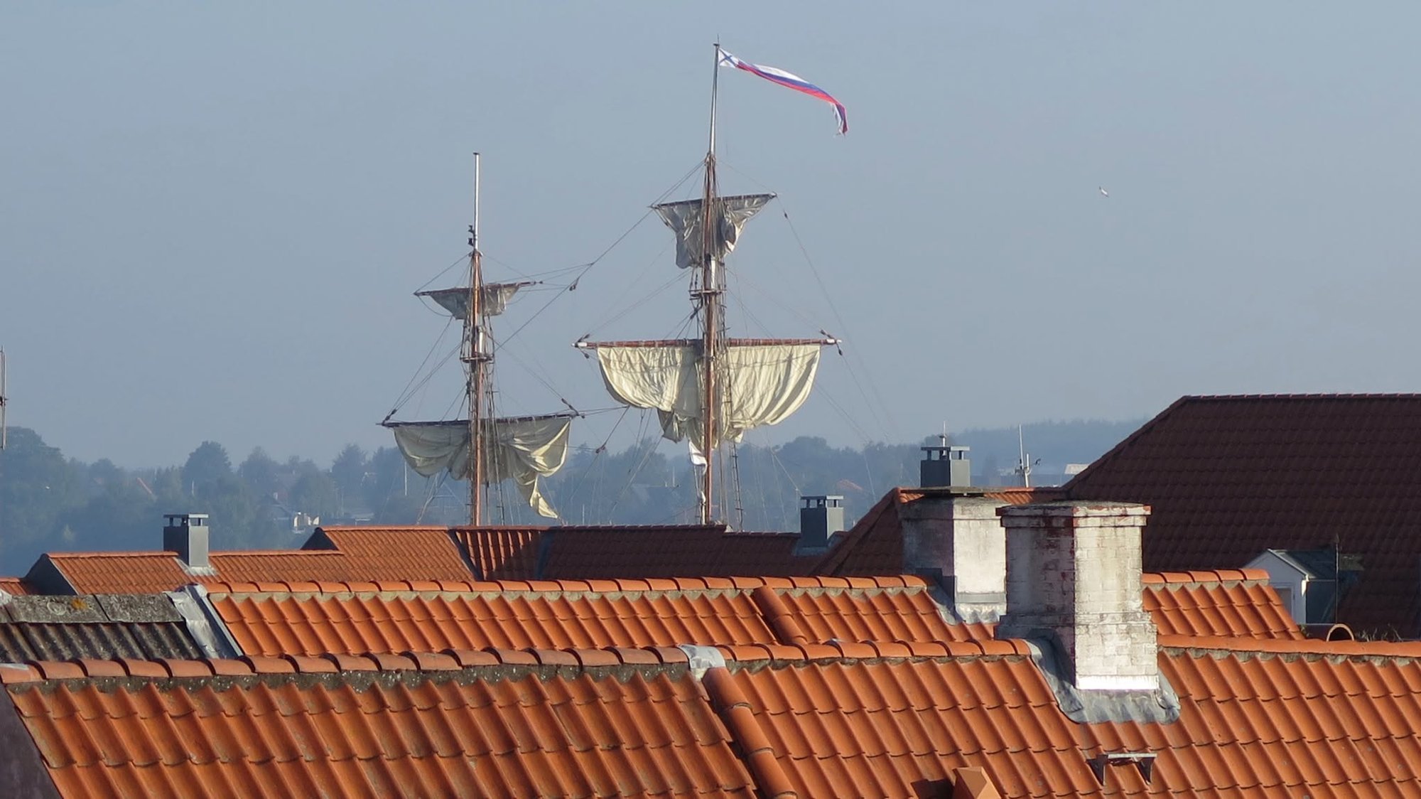 En gammel søulk i samtale på Middelfart Havn ved Buggesgade.